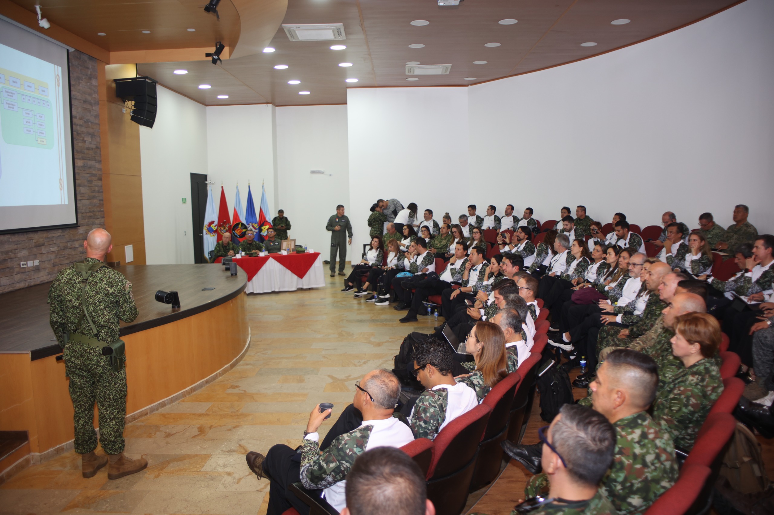Los cursos de Altos Estudios Militares (CAEM) y Curso de Defensa Nacional (CIDENAL) realizan visita Geoestratégica en el Departamento del Casanare. 