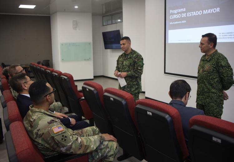 Delegación del Ejército Sur de los Estados Unidos da a conocer contenido programático de Cursos Militares. 