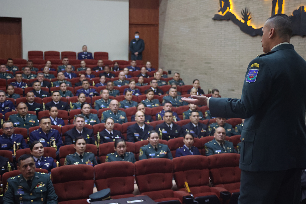 Mayor General Luis Mauricio Ospina Gutiérrez, director de la Escuela Superior de Guerra dando un saludo de bienvenida a los estudiantes