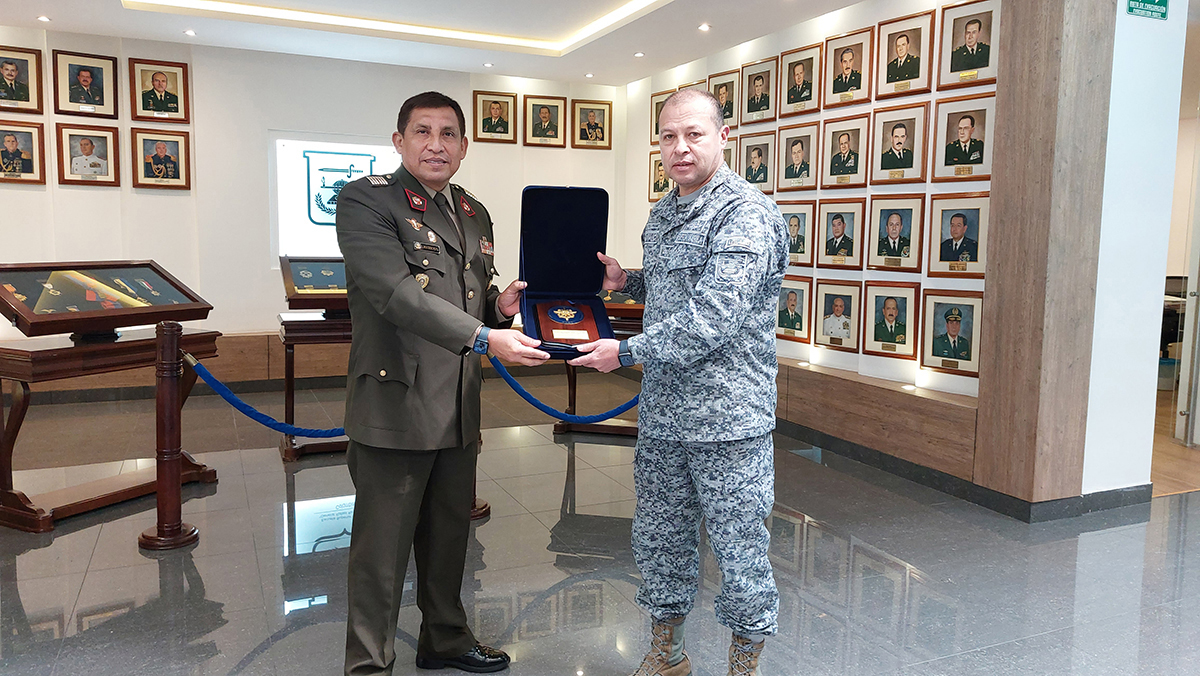 Visita de la Escuela Conjunta de las Fuerzas Armadas del Perú