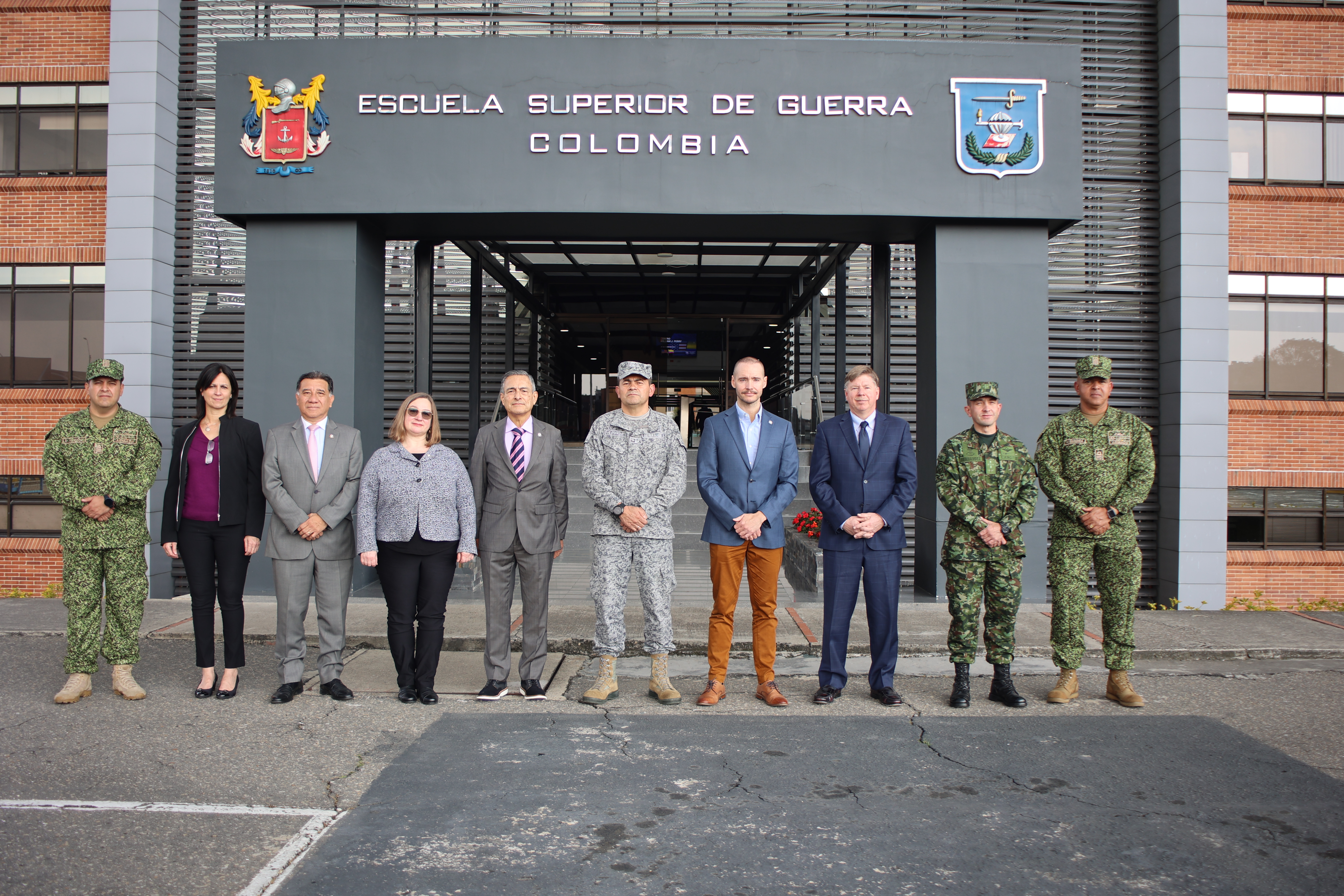 VISITA DE LA DELEGACIÓN DEL CENTRO DE ESTUDIOS HEMISFÉRICOS EN DEFENSA WILLIAM J. PERRY