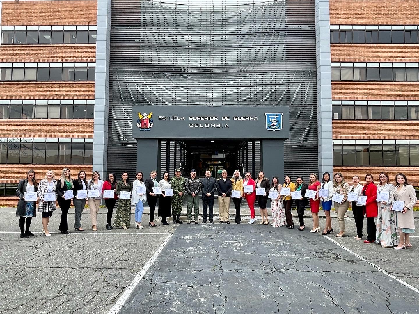 Mujer edificadora, pieza fundamental en la construcción de la familia militar.