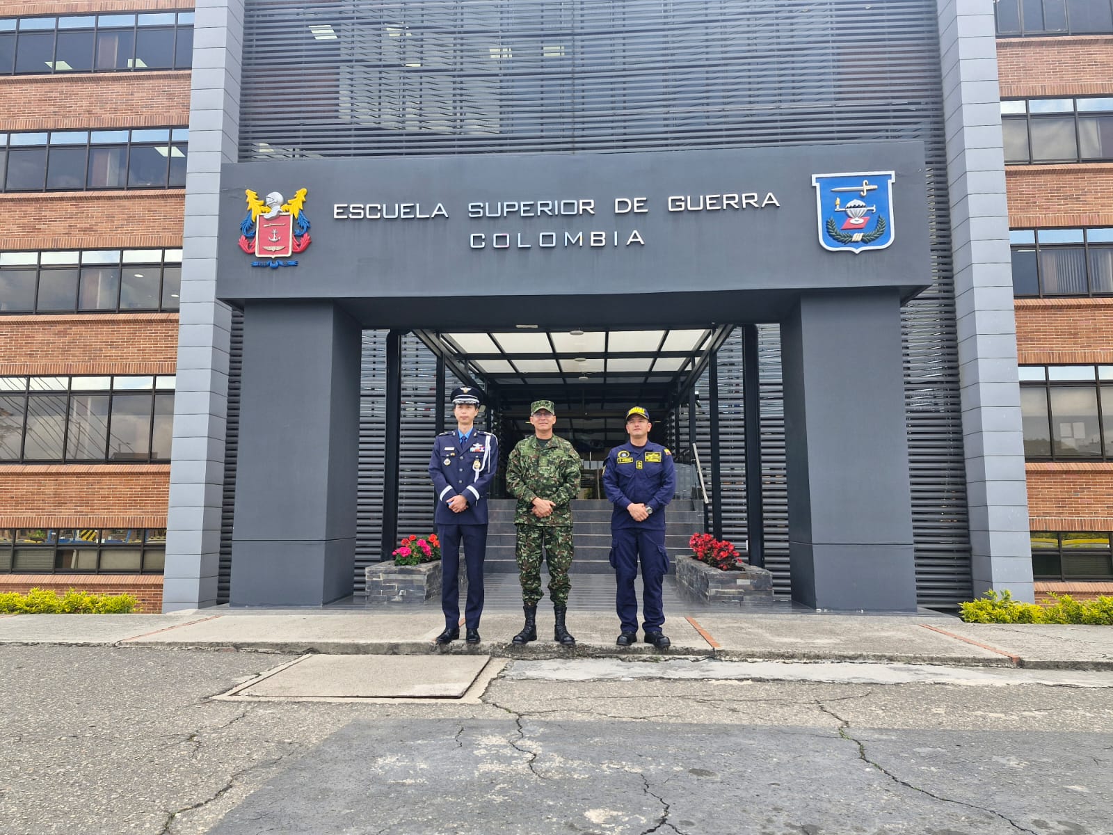 Teniente Coronel SIWON JANG Agregado Militar, Naval y Aéreo de la República de Corea visita la Escuela Superior de Guerra 