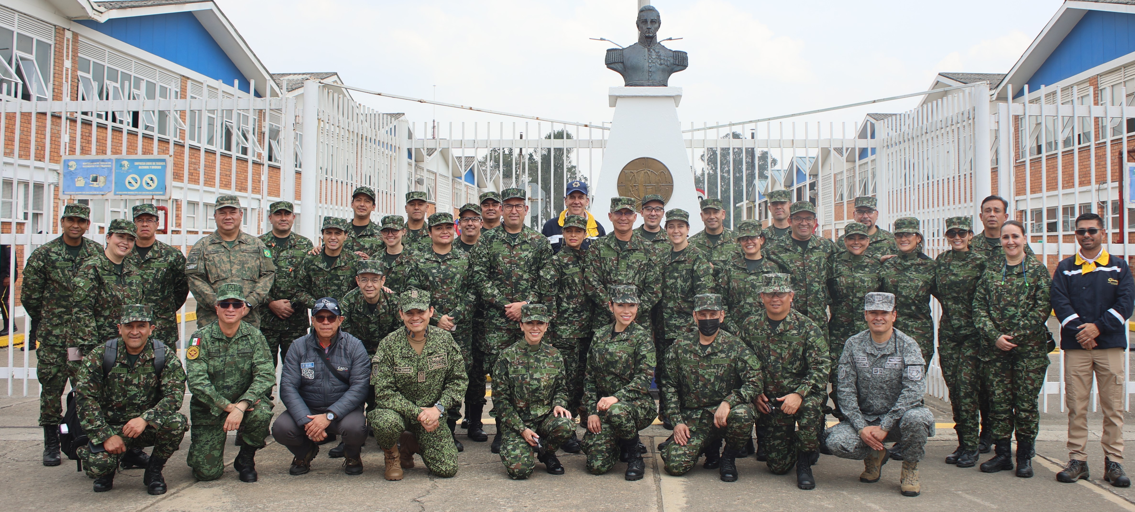 Los cursos CAEM Y CIDENAL visitan instalaciones de la Industria Militar Colombiana. 