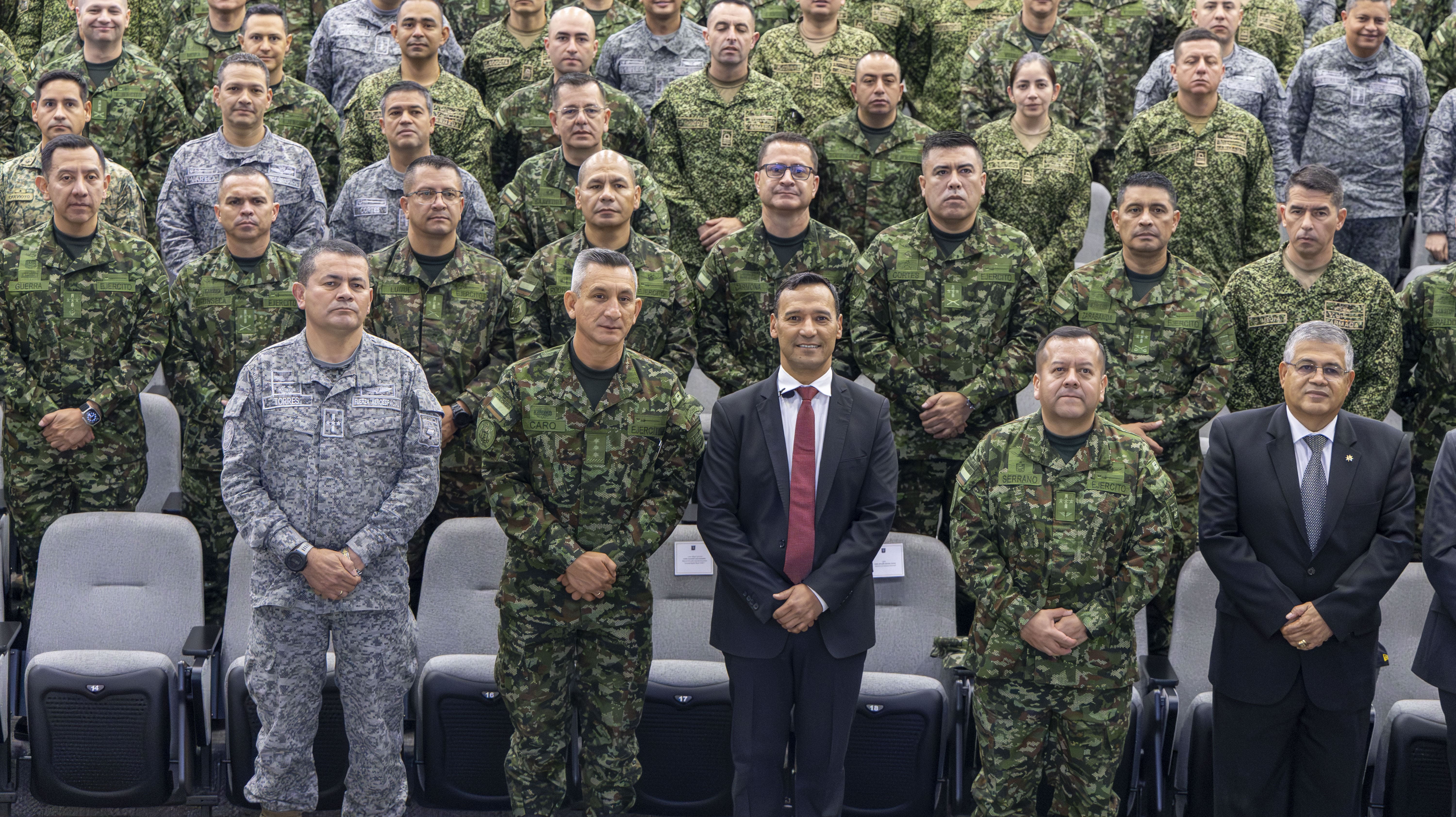 Ministro de Defensa expone panorama de seguridad y lucha contra el narcotráfico ante oficiales en capacitación estratégica