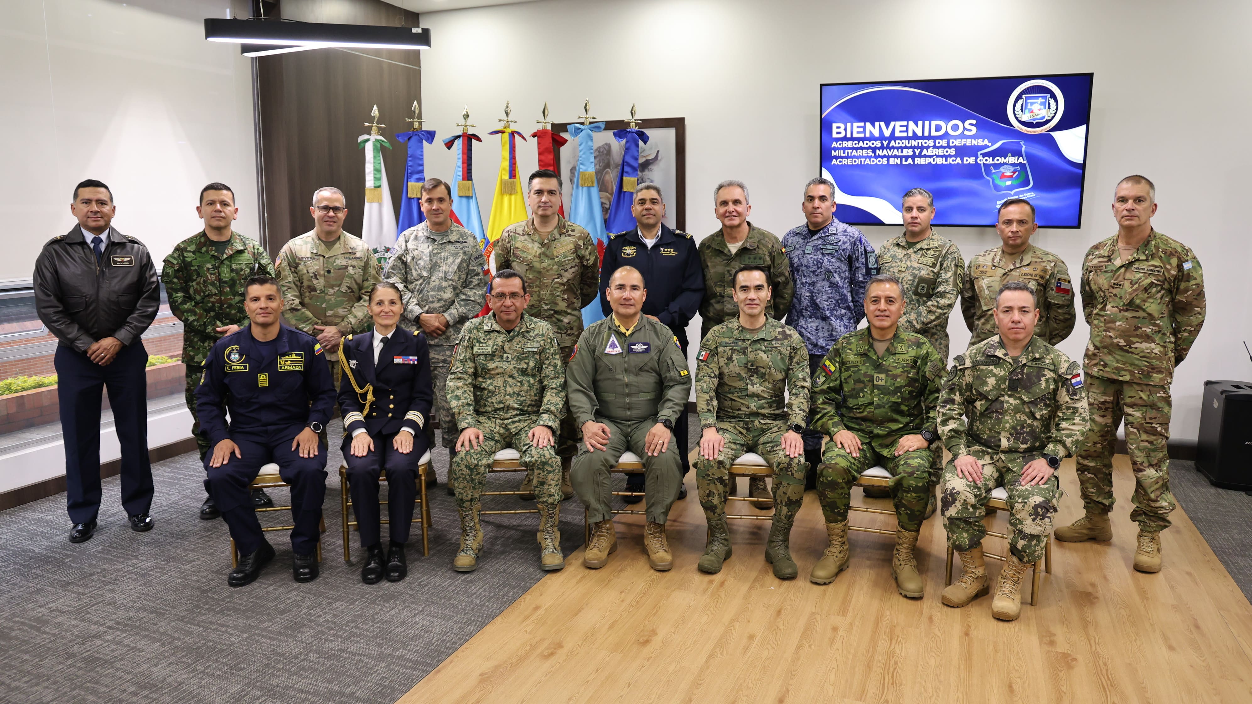 Agregados de defensa acreditados en Colombia visitan la ESDEG para fortalecer la cooperación internacional 