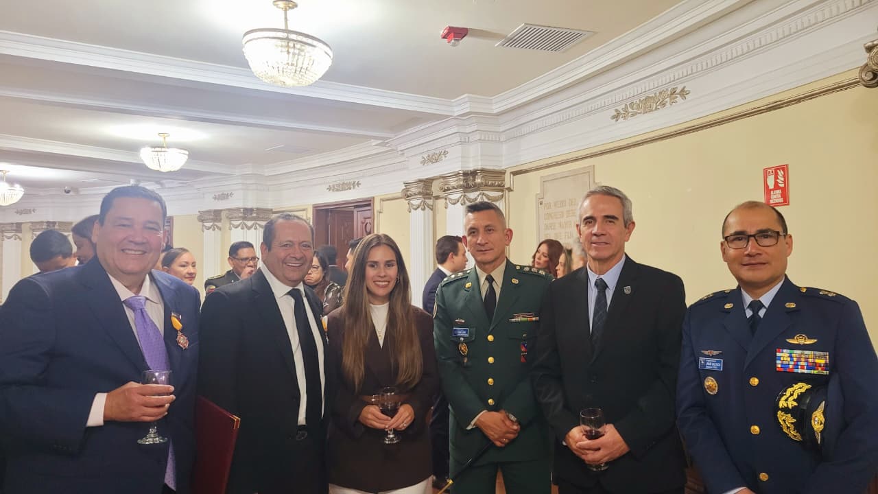 Graduado de la ESDEG recibe condecoración Orden a la Democracia Simón Bolívar