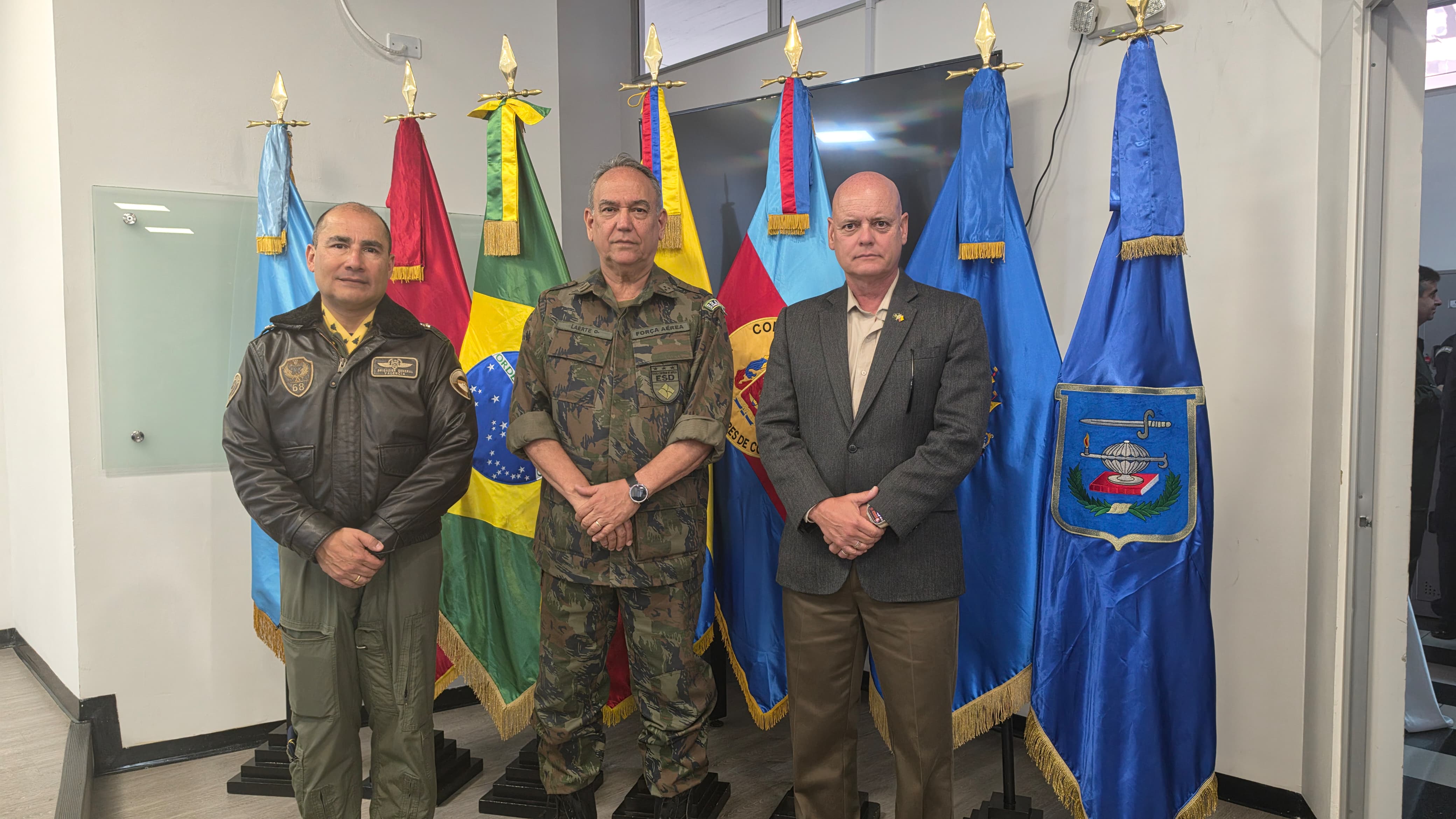 Brasil y Colombia comparten experiencias sobre estrategia, geopolítica y defensa en la ESDEG