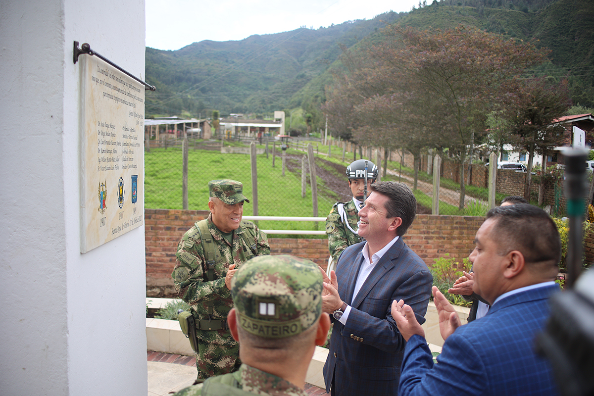 Develación de placas en homenaje al señor General Rafael Reyes Prieto ...