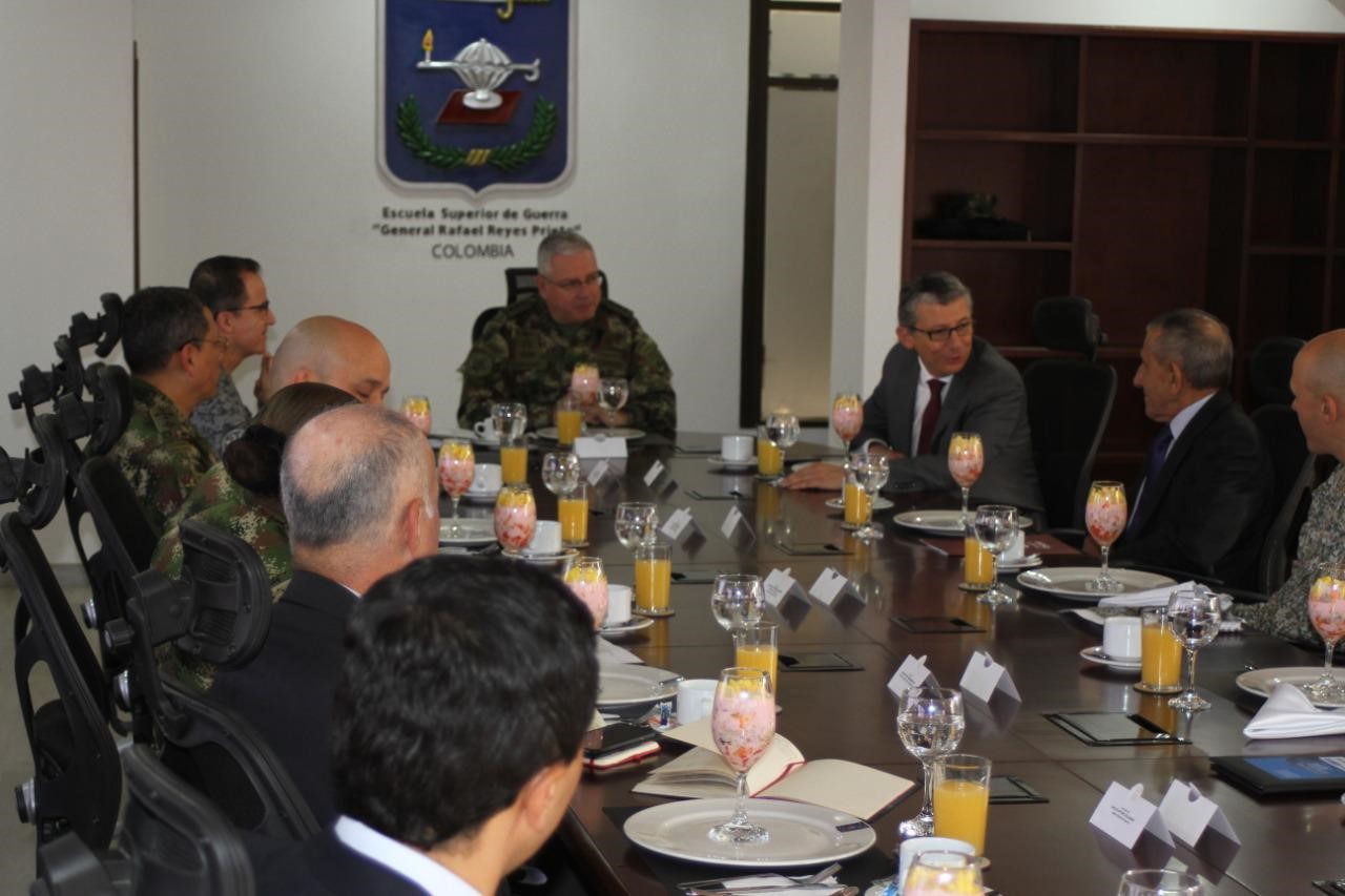 Rector Universidad del Rosario visita la ESDEG