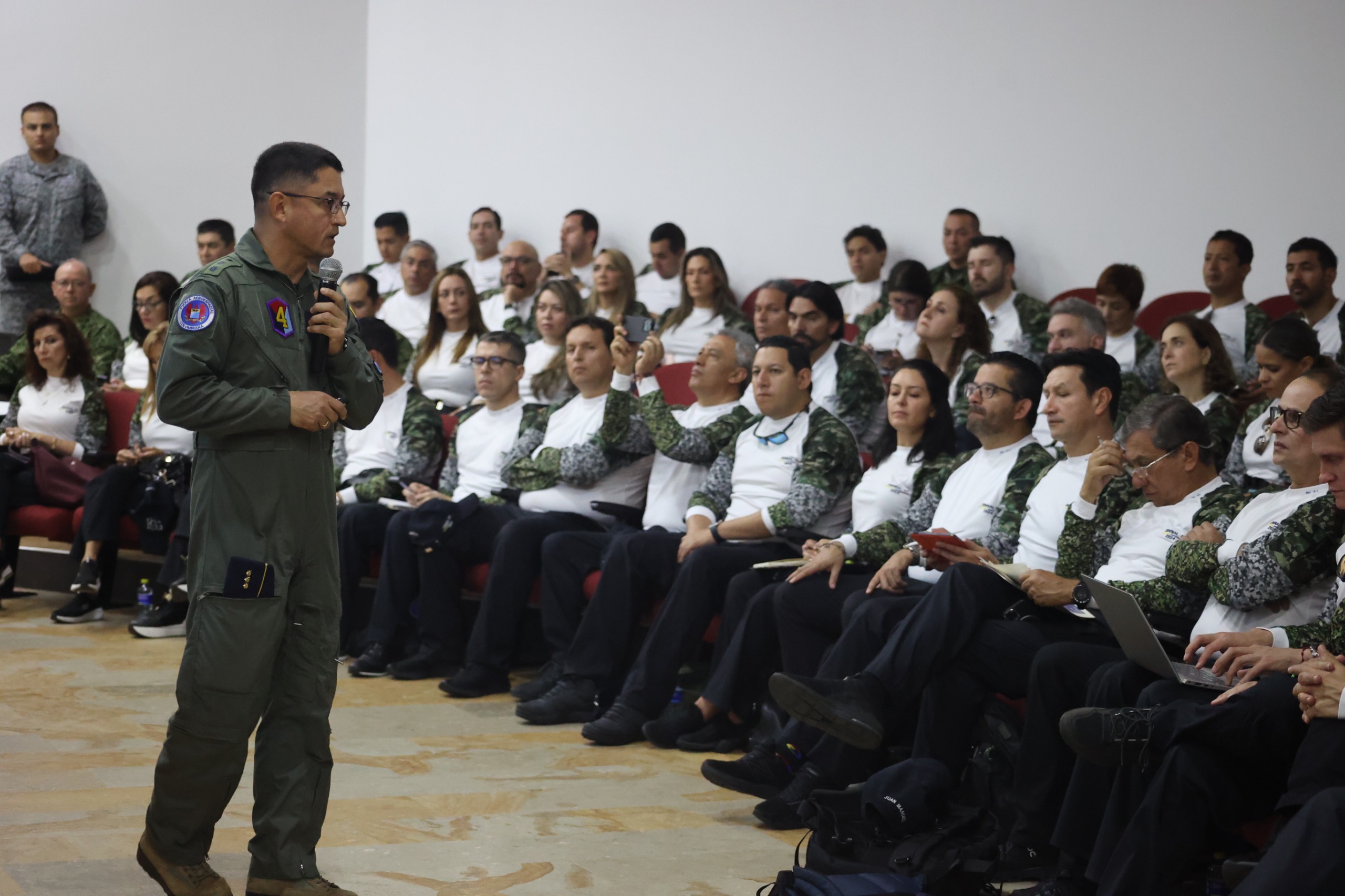 Los cursos de Altos Estudios Militares (CAEM) y Curso de Defensa Nacional (CIDENAL) realizan visita Geoestratégica en el Departamento del Casanare. 