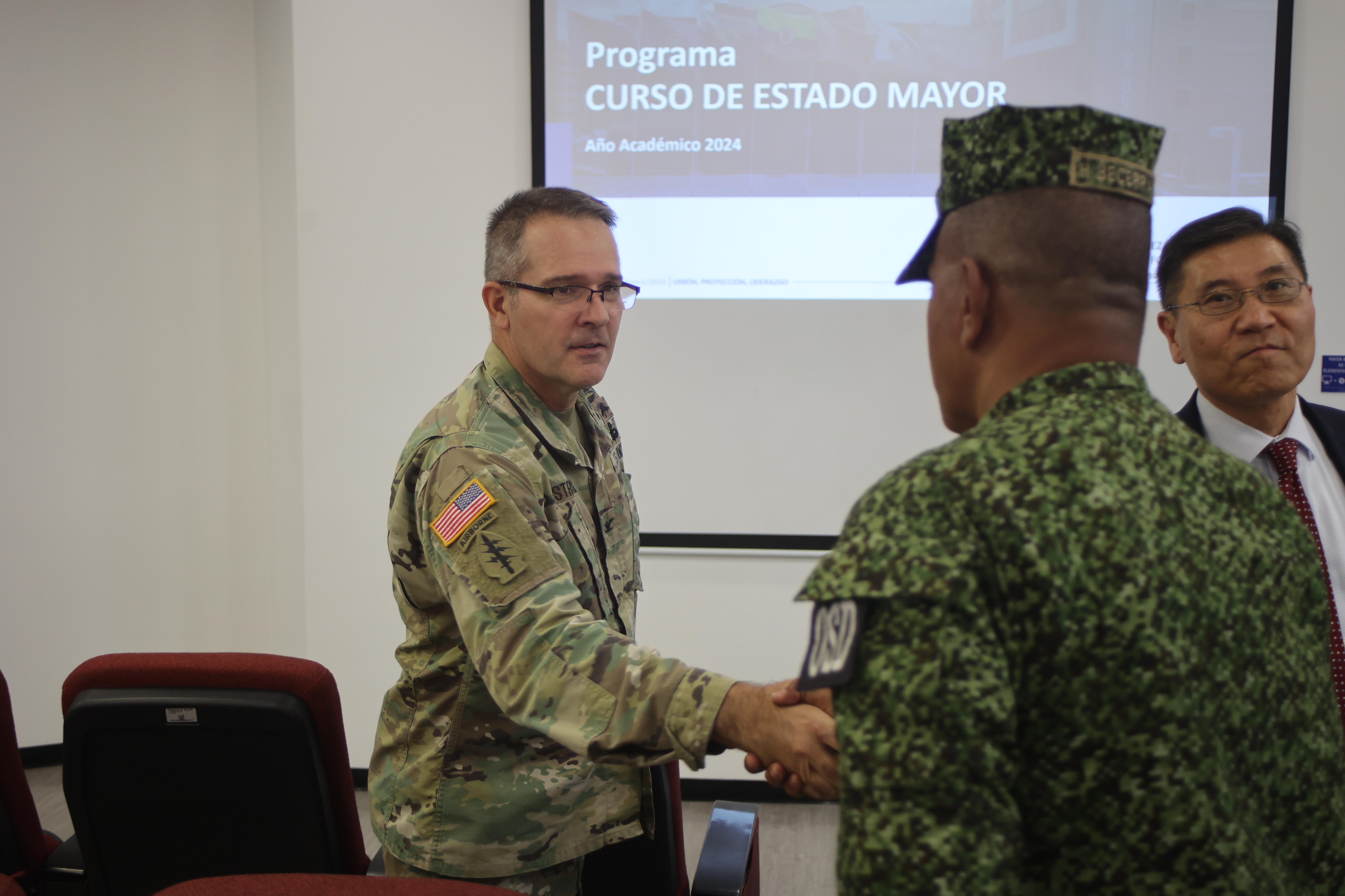 Delegación del Ejército Sur de los Estados Unidos da a conocer contenido programático de Cursos Militares. 