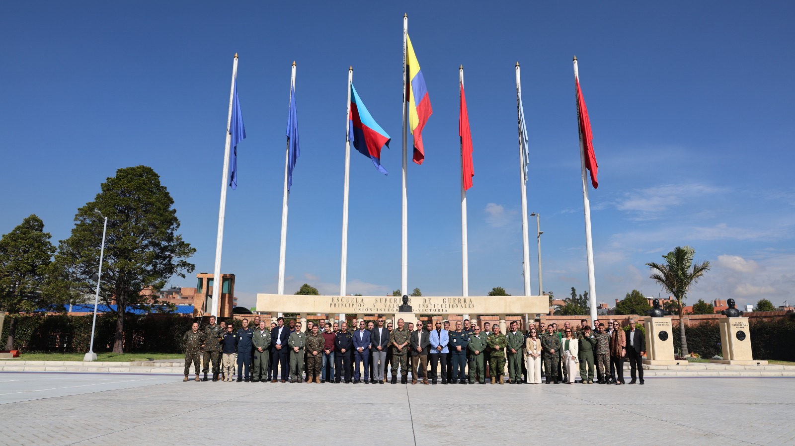 Brasil y Colombia comparten experiencias sobre estrategia, geopolítica y defensa en la ESDEG