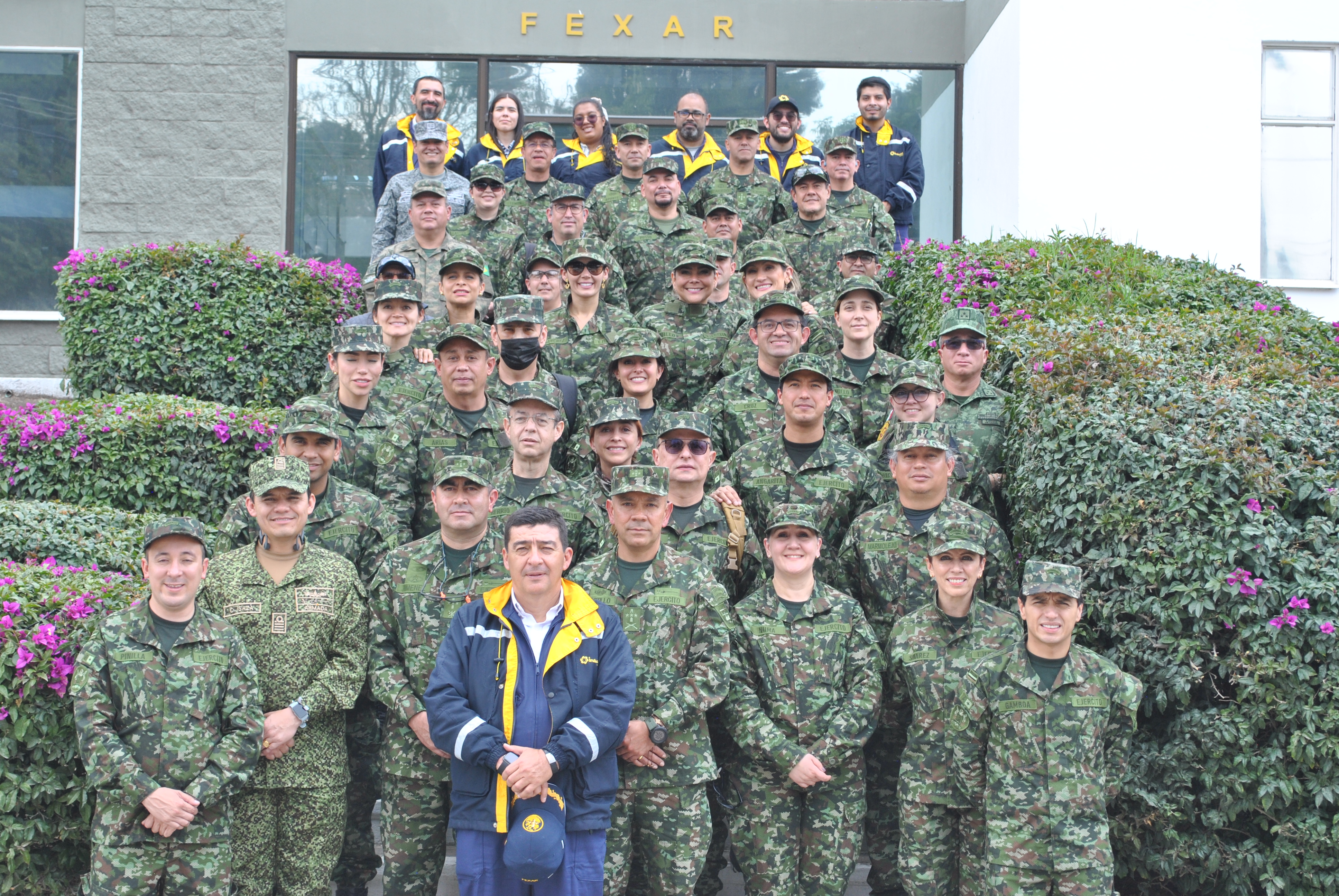 Los cursos CAEM Y CIDENAL visitan instalaciones de la Industria Militar Colombiana. 