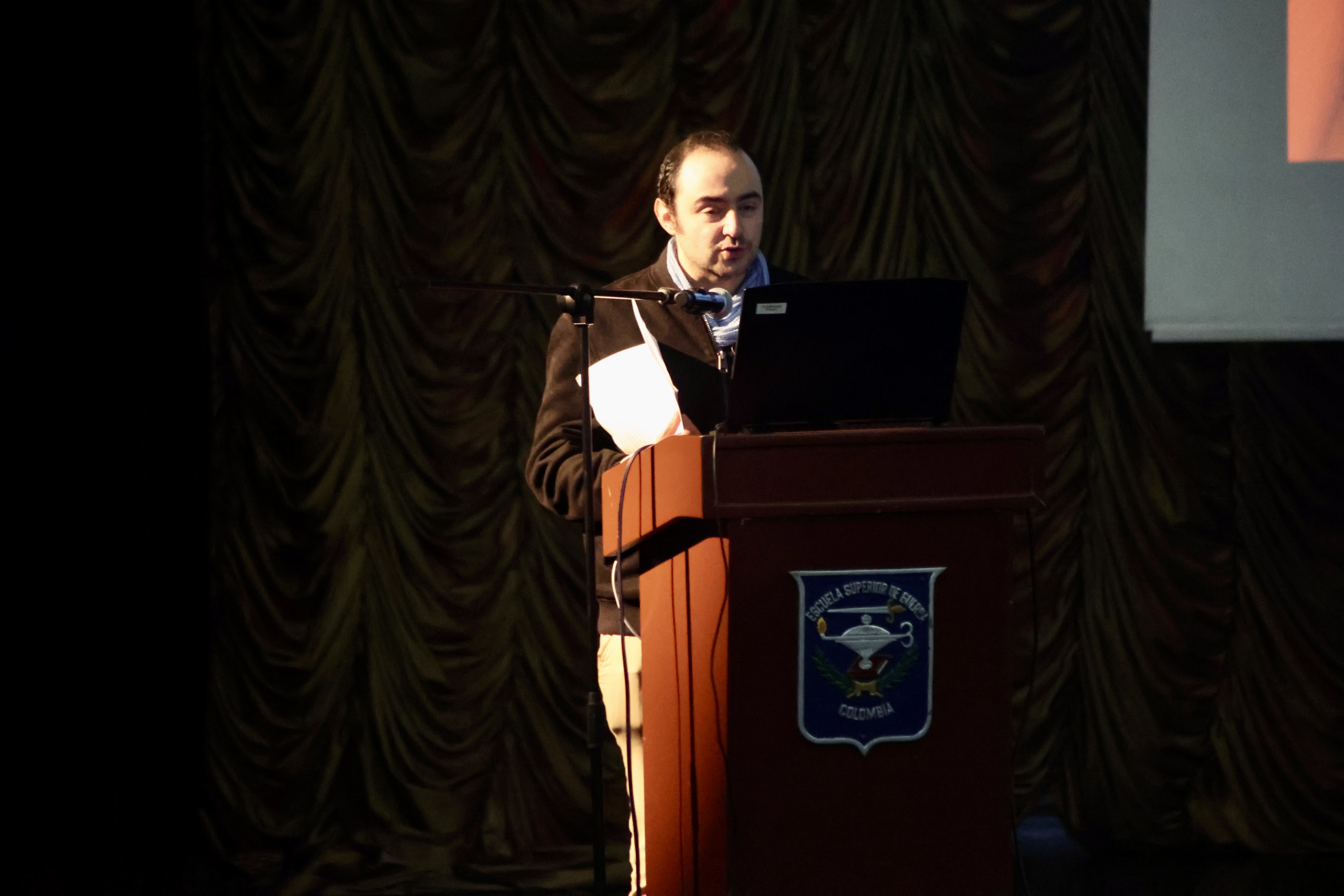 El miércoles 23 de agosto, el Departamento de Ética y Liderazgo de la Escuela Superior de Guerra “General Rafael Reyes Prieto”, llevó a cabo el Seminario de Ética dirigido a los estudiantes de Curso de Estado Mayor (CEM) y Curso de Información Militar (CIM). Este evento académico tuvo como objetivo generar espacios de reflexión, actualización y profundización desde diferentes enfoques éticos nacionales e internacionales. El primer ponente de este seminario, el doctor Camilo Noguera, expuso su ponencia titulada Ética ¿existe la ética? ¿qué es? ¿cómo es? ¿para qué sirve? Alegato a favor del cultivo moral en contextos contraéticos. Durante su intervención, el doctor mencionó algunos contextos contraéticos como el Coliseo romano, la Revolución francesa, la guerra del Golfo, el holocausto, los secuestros por las Farc, el bullying, el comunismo internacional, la persecución a los cristianos, entre otros. Posteriormente, el docente resaltó que la intuición moral entendida como la capacidad que posee la mente humana para generar juicios sobre lo que está bien o mal, de manera consciente o inconsciente, es nuestro factor diferencial; y la ética es aquello que nos constituye como la especie más avanzada. El segundo ponente, el Capitán de Fragata Marco Antonio Romero Félix de la Armada de México, expuso a los asistentes La Ética del personal de la Secretaría de Marina - Armada de México en el desarrollo de sus funciones, coadyuvando con los ejes rectores del Plan Nacional de Paz y Seguridad (2019-2024). Durante su intervención, el Capitán de Fragata contó a los asistentes cómo es la ética en el personal de la Secretaría de Marina desde su proceso de selección, también compartió el Plan Nacional de Desarrollo, los programas sociales, los avances económicos, entre otros puntos. Finalmente, el Capitán expuso los valores que se promueven en la Secretaría de Marina (honor, lealtad, patriotismo, deber) y explicó que la gente actúa fuera de la ética por diferentes motivos entre los cuales se encuentra la ignorancia, falt