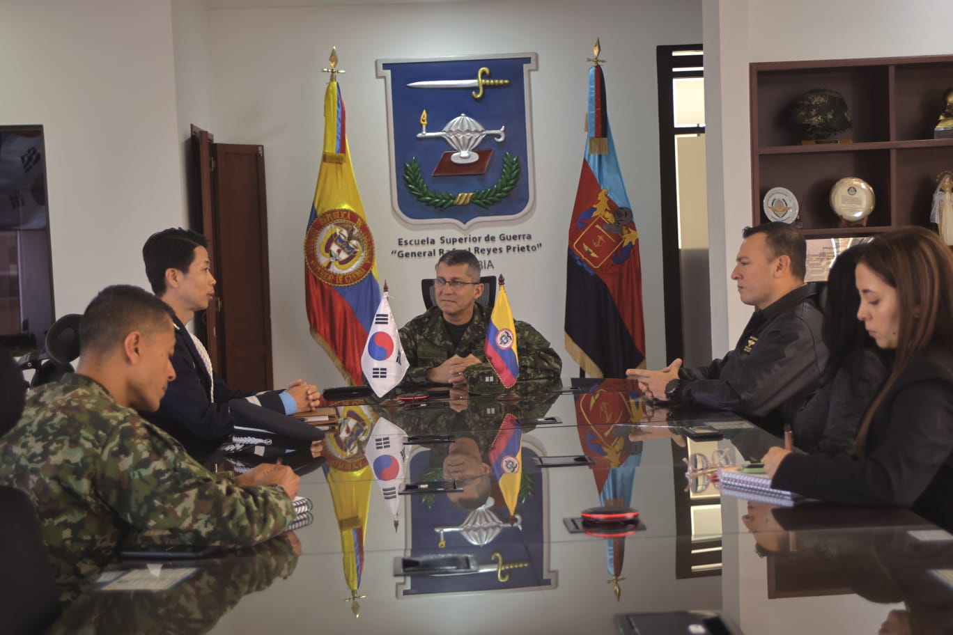 Teniente Coronel SIWON JANG Agregado Militar, Naval y Aéreo de la República de Corea visita la Escuela Superior de Guerra