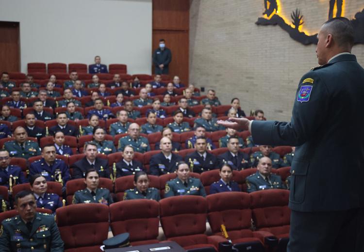 Mayor General Luis Mauricio Ospina Gutiérrez, director de la Escuela Superior de Guerra dando un saludo de bienvenida a los estudiantes