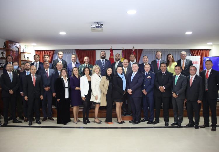 Ceremonia de imposición del distintivo del Curso Integral de Seguridad y Defensa Nacional