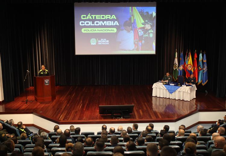 Cátedra Institucional con el director general de la Policía Nacional