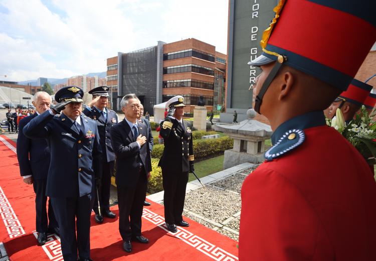 Ofrenda Floral para rendir homenaje a los caídos en acción durante la Guerra de Corea