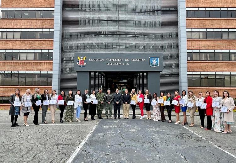 Mujer edificadora, pieza fundamental en la construcción de la familia militar.