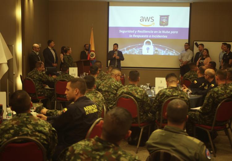 Estudiantes del CEM realizan ejercicio práctico de TTX con Amazon Web Service. 