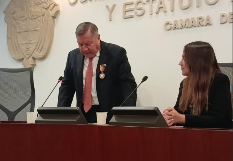 Luis Fernando Barrero, graduado ESDEG, condecorado por el congreso por su trayectoria periodística 