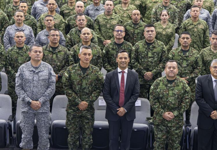Ministro de Defensa expone panorama de seguridad y lucha contra el narcotráfico ante oficiales en capacitación estratégica