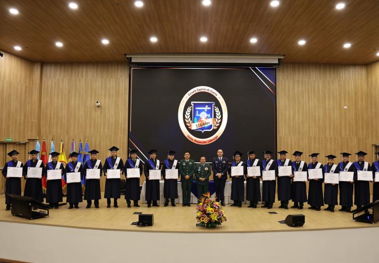 Disciplina, excelencia y formación con propósito: así se graduaron los nuevos magísteres de la ESDEG