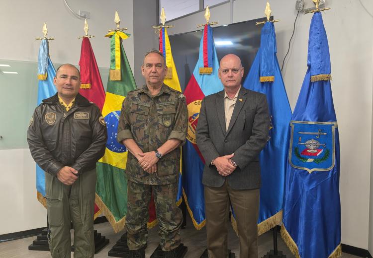 Brasil y Colombia comparten experiencias sobre estrategia, geopolítica y defensa en la ESDEG